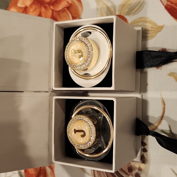 Liore'e Pearl w/Initial Pacifier - Picture 5 of 9